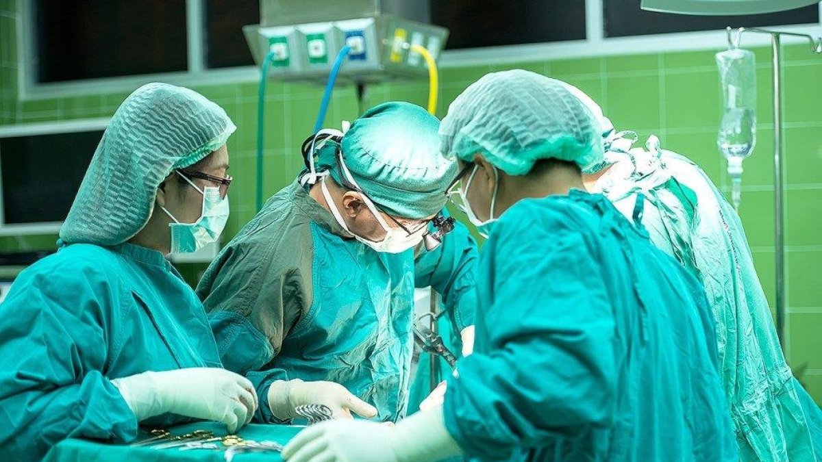 Sanitarios trabajan en un quirófano de la Comunidad
