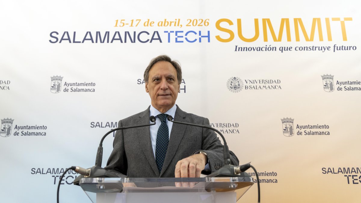 El alcalde de Salamanca, Carlos García Carbayo, presenta la certificación ‘Global Destination for Digital Nomands’.