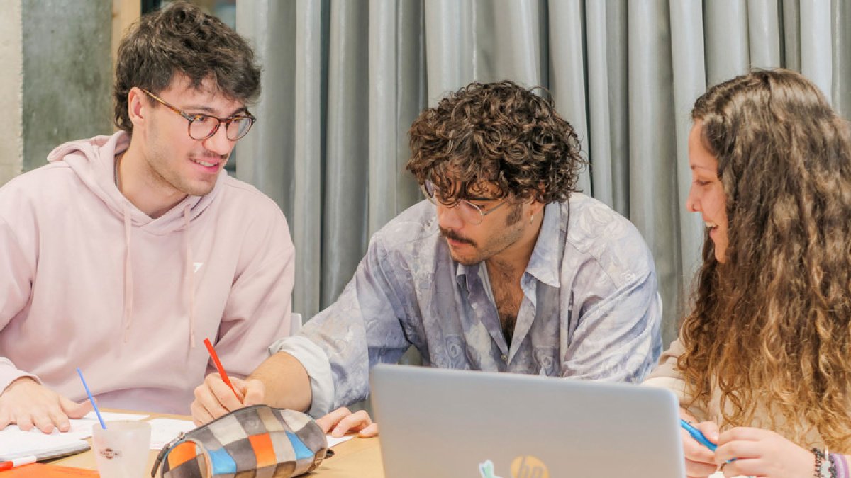 Los grados oficiales, de 4 años de duración, combinan formación técnica, conceptual y práctica desde el primer momento.