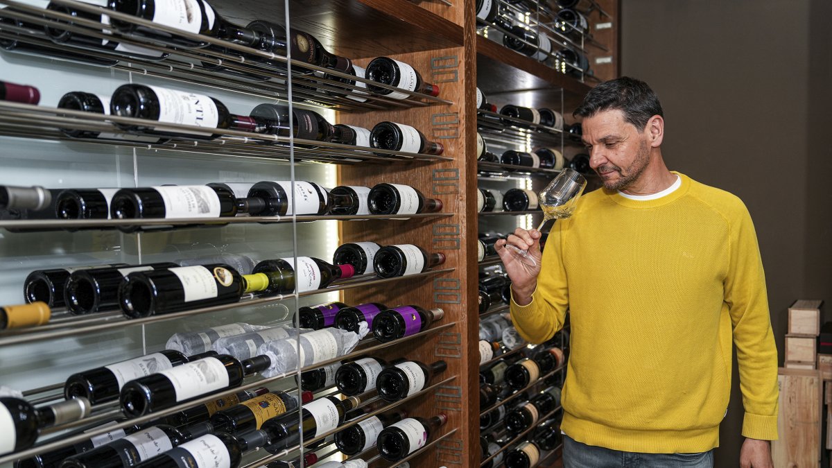 Fructuoso cata un vino ante la cava climatizada