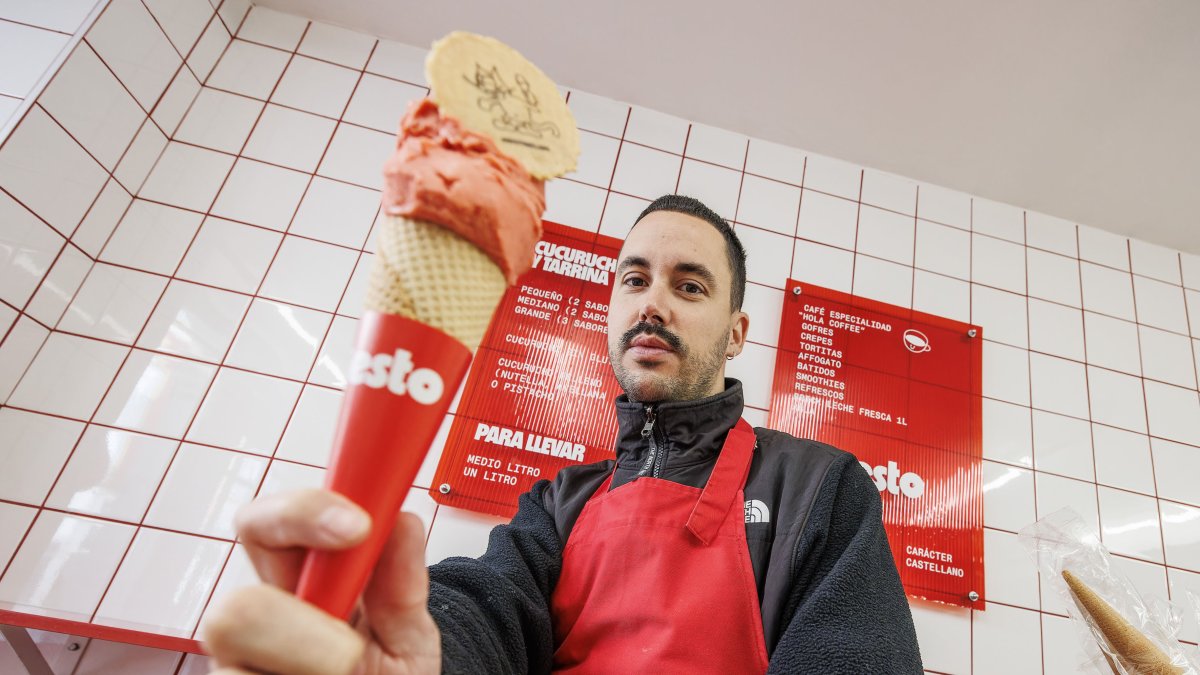 Jaime Carazo posa con uno de sus helados en el local que acondicionó con sus propias manos para cumplir un sueño. Los colores elegidos, blanco y rojo, homenajean a su maestro italiano.