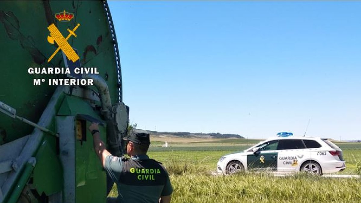 Un guardia civil investiga el robo de gasoil en una explotación agrícola.