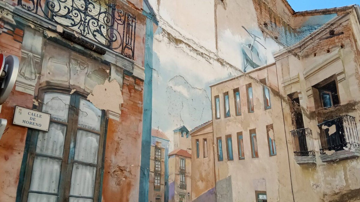 El trampantojo de la calle Moreno transforma una medianera en una escena urbana integrada en el entorno