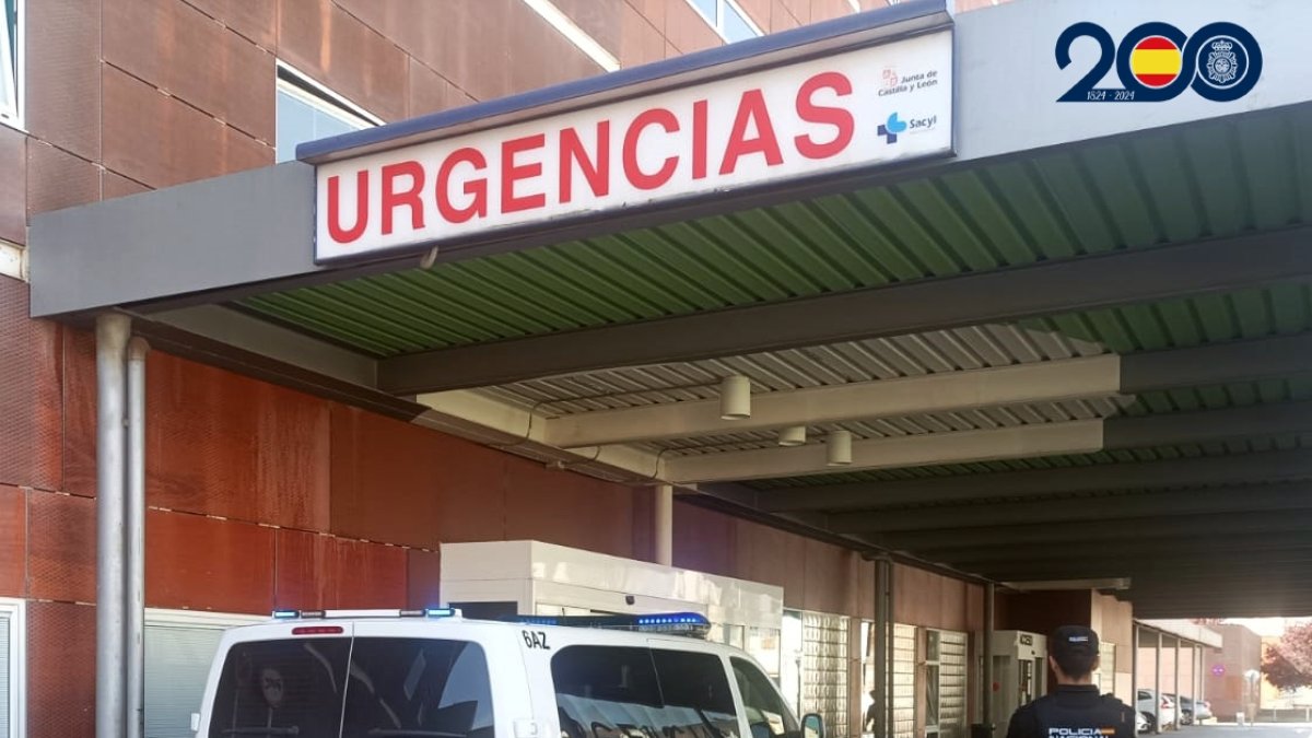 Un coche de la Policía Nacional en la puerta de urgencias del hospital de Zamora