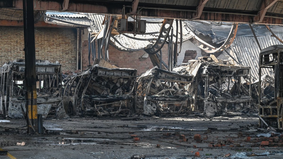 La alcaldesa de Burgos, Cristina Ayala, visita las cocheras municipales, incendiadas en la madrugada