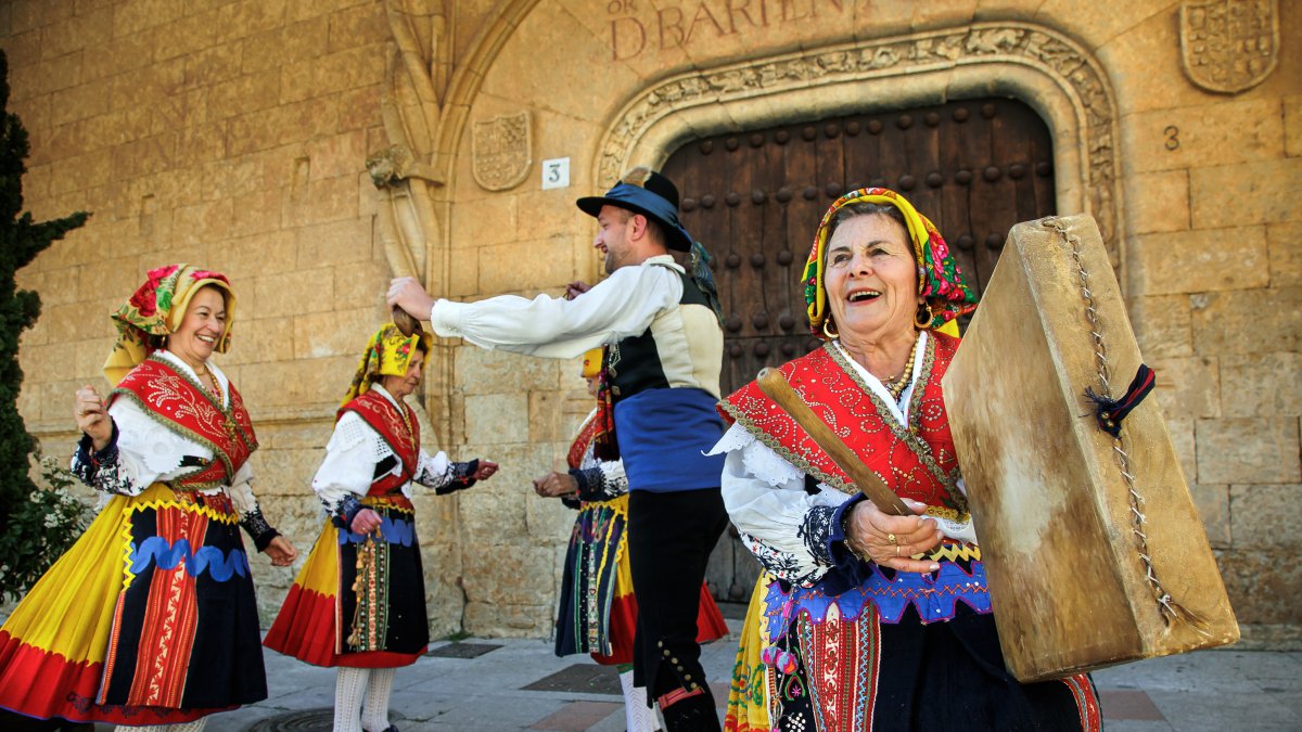 La Asociación del Pandero Cuadrado de Peñaparda (Salamanca) ha sido galardonada con el premio a la 