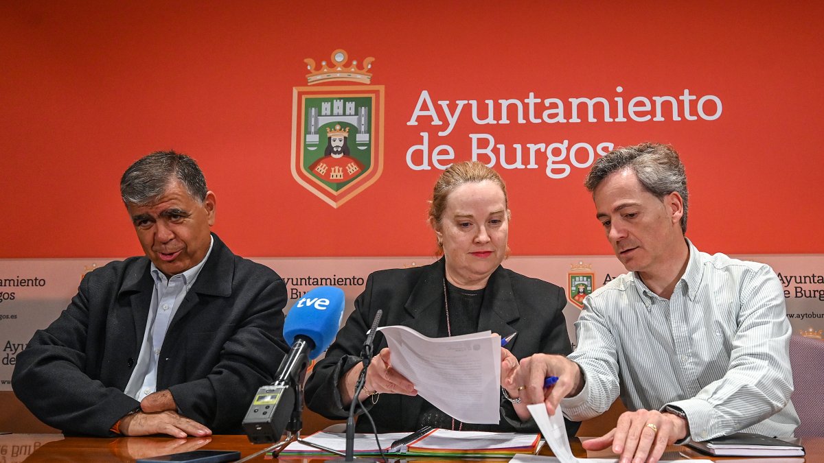 La alcaldesa de Burgos, Cristina Ayala, acompañada del vicealcalde, Álvaro Manso, y del concejal de autobuses, César Barriada.