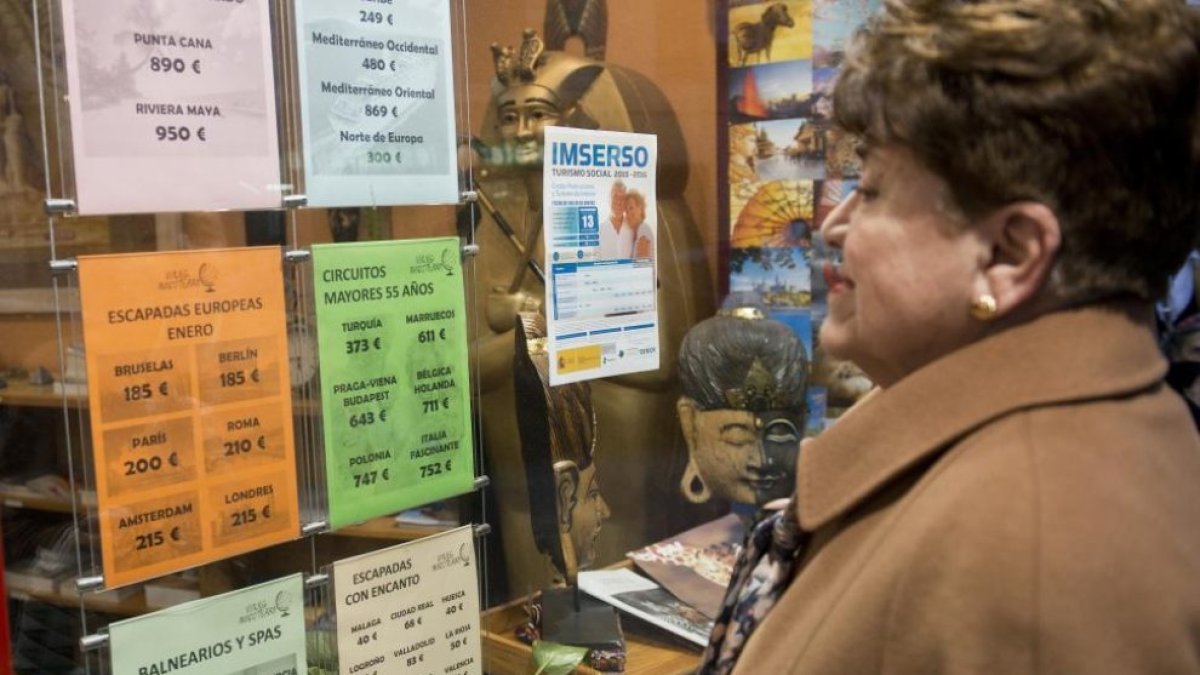 Una mujer consulta las ofertas de viajes organizadas por el Imserso.