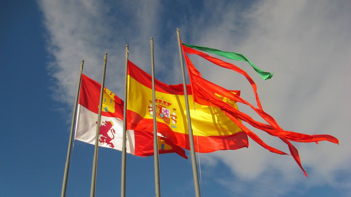 La bandera de Zamora destaca frente a otras enseñas por sus tiras independientes, un diseño único ligado a la tradición de Viriato y al gesto de Fernando el Católico