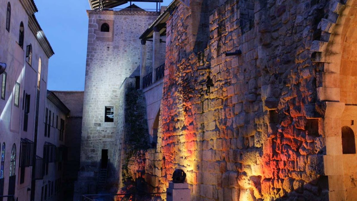 La muralla y el entorno de la Cueva de Salamanca, escenario histórico envuelto en leyendas sobre enseñanzas ocultas