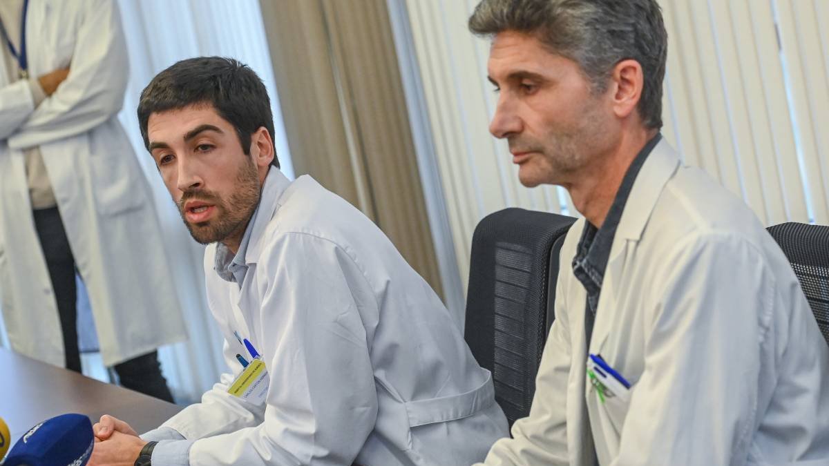 El gerente del Hospital Universitario de Burgos, Carlos Cartón (I), y el jefe del servicio de Oncología del HUBU, Enrique Lastras (D), en la rueda de prensa tras la muerte de los dos anteriores pacientes en una foto de archivo.