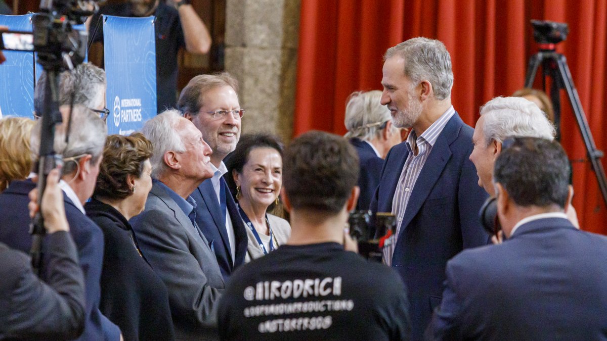 El rey Felipe VI y el presidente de la Junta de Castilla y León, Alfonso Fernández Mañueco, asisten a la jornada inaugural de la reunión del Comité Internacional de Aspen Institute