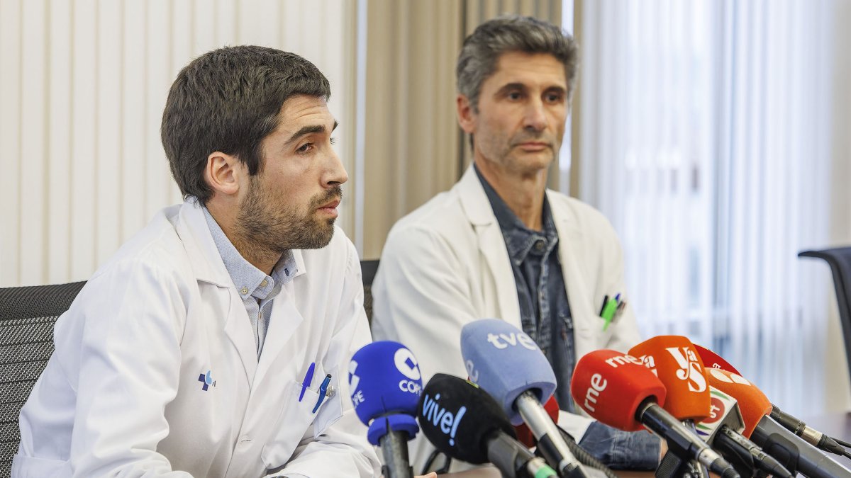 El director del HUBU, Carlos Cartón, junto al  jefe de Oncología, Enrique Lastra, el pasado mes de enero. 