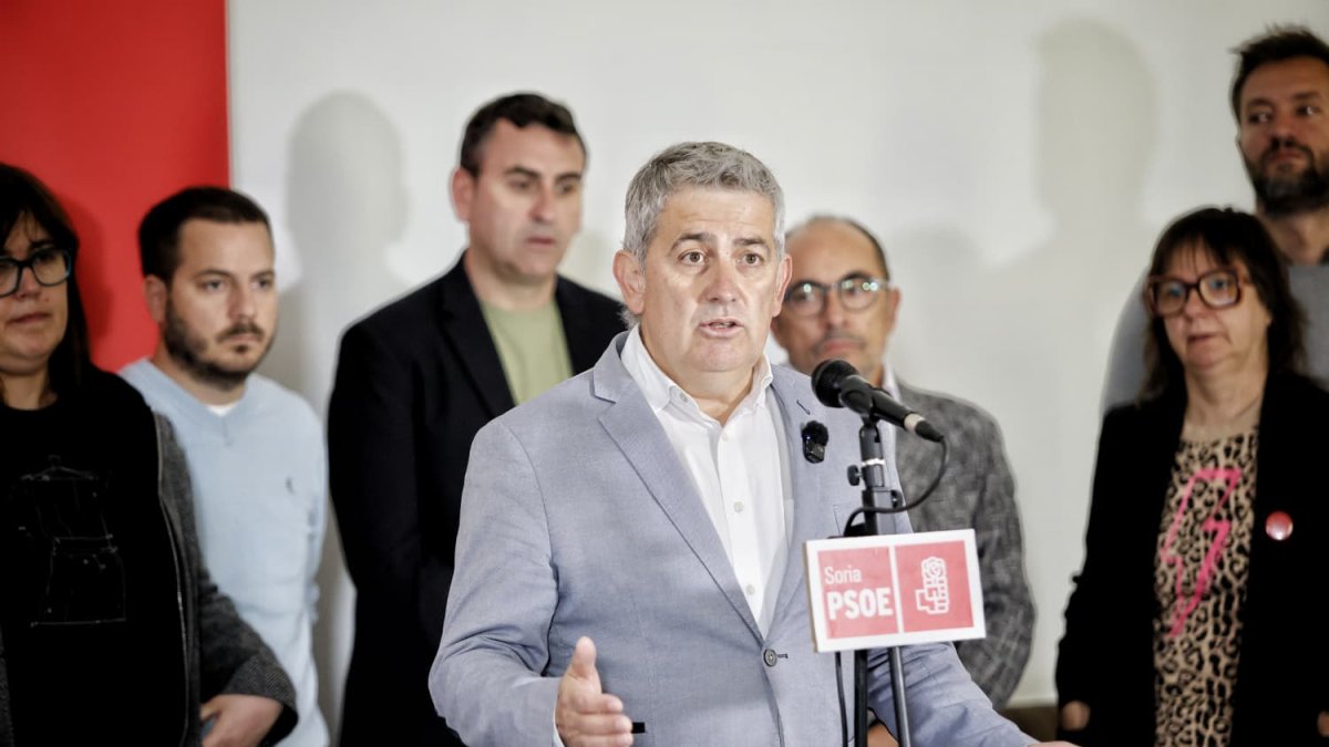 Javier Antón, arropado por su futuro equipo de Gobierno, en la presentación a los medios de comunicación