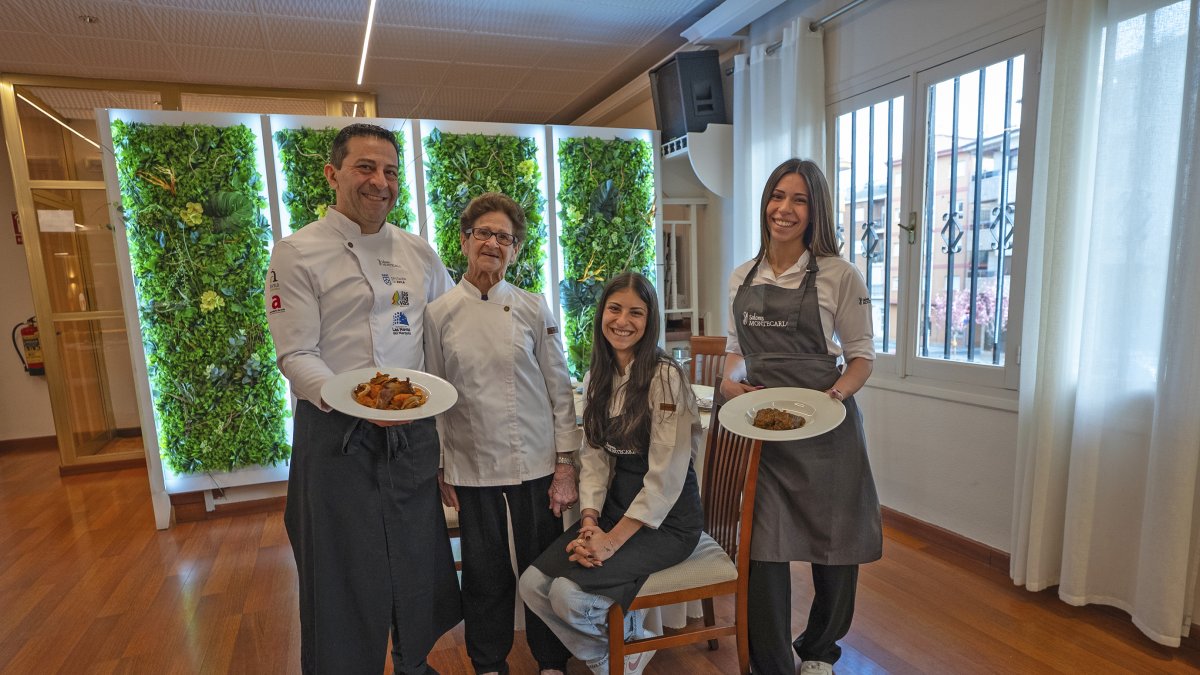Alberto Rosado, Mercedes Sanz, Nerea Segovia y Aitana Rosado -cuatro generaciones-, en el restaurante Montecarlo.