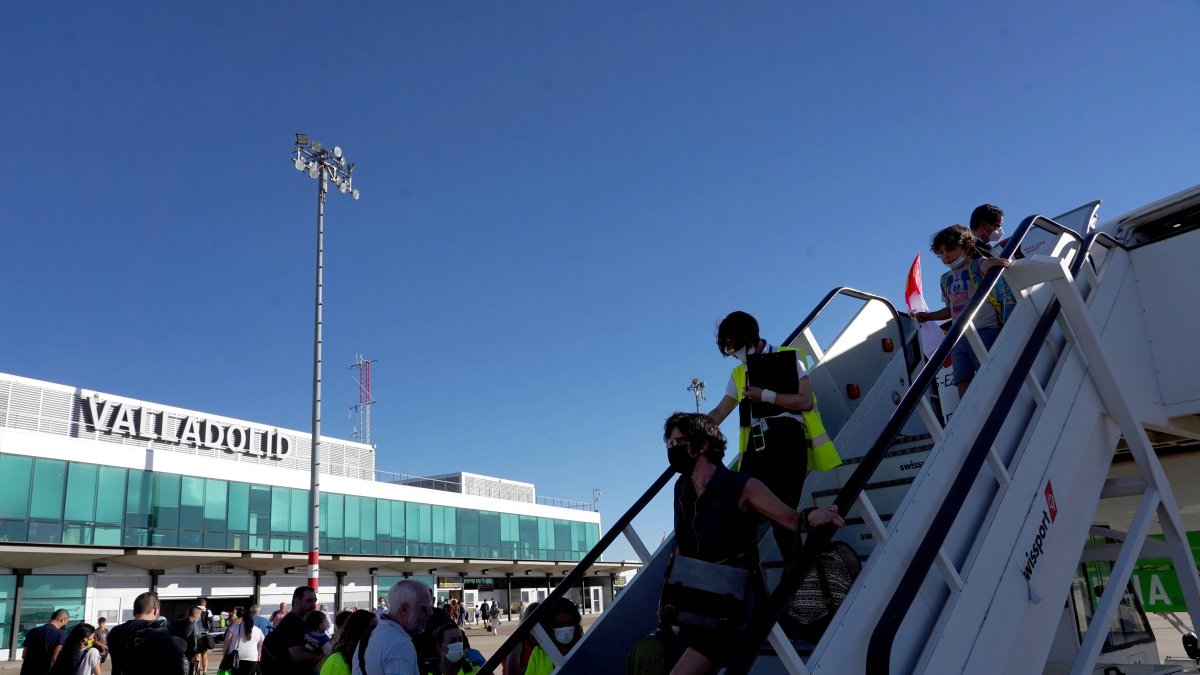 Llegada de pasajeros al Aeropuerto de Villanubla (Valladolid).