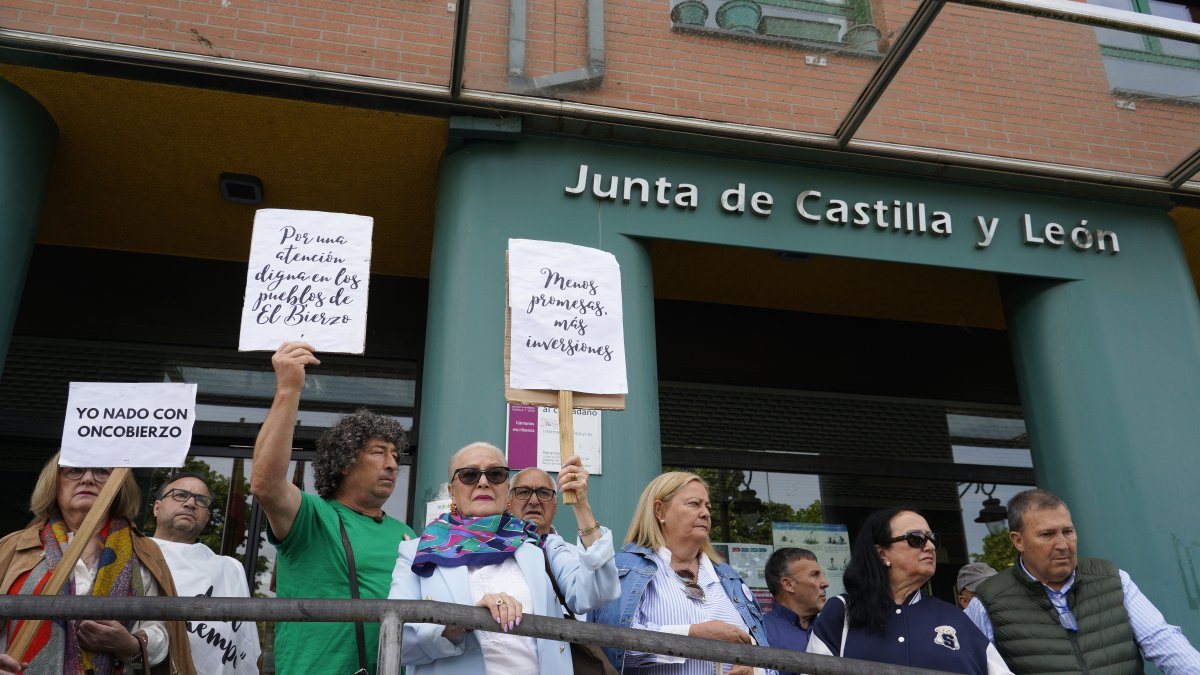 La plataforma OncoBierzo celebra su concentración mensual ante la sede de la Junta en Ponferrada para reclamar mejoras sanitarias en la comarca del Bierzo