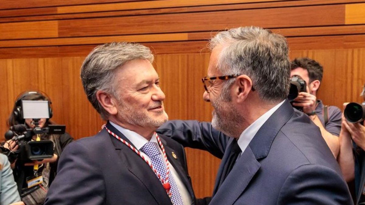 Francisco Vázquez y Carlos Pollán, en la constitución de la Mesa de las Cortes el pasado 14 de abril.