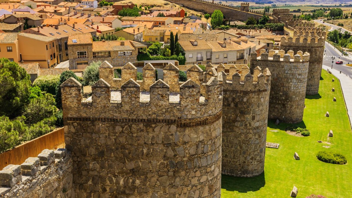 Las imponentes murallas de Ávila, escenario clave del engaño estratégico que permitió a Ximena Blázquez salvar la ciudad