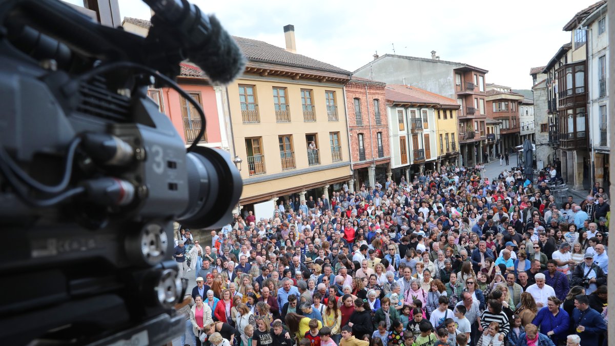 Cervera de Pisuerga (Palencia) rinde homenaje a Piedad Isla con una recreación fotográfica histórica