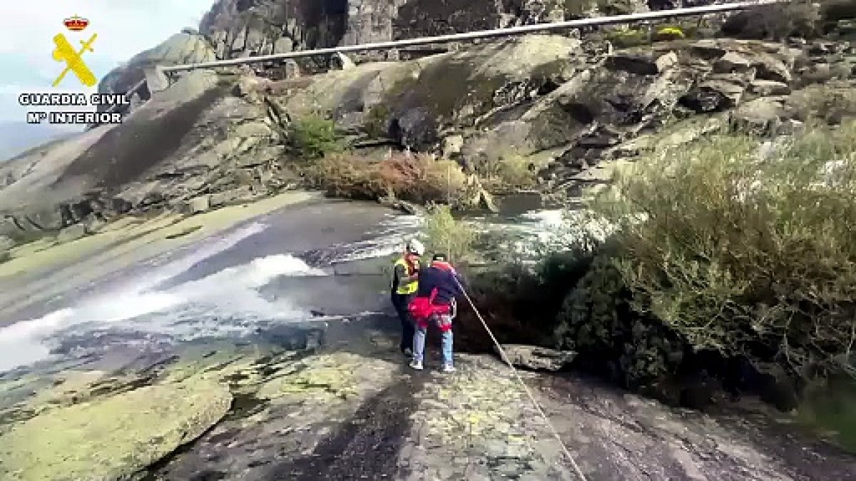 La Guardia Civil rescata a cinco senderistas sorprendidos por una tormenta en el refugio de Laguna del Duque (Solana de Ávila)