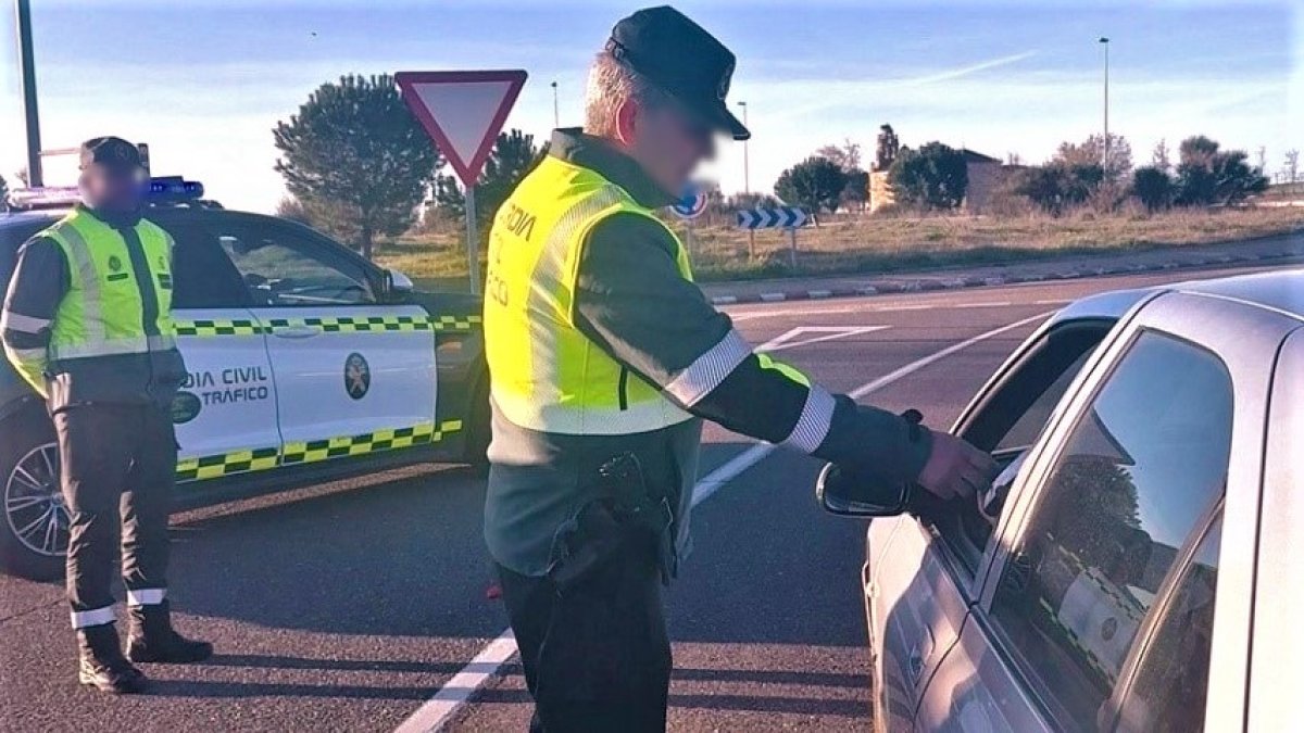 La Guardia Civil investiga a dos conductores 
multirreincidentes por carecer de permiso de 
conducción.