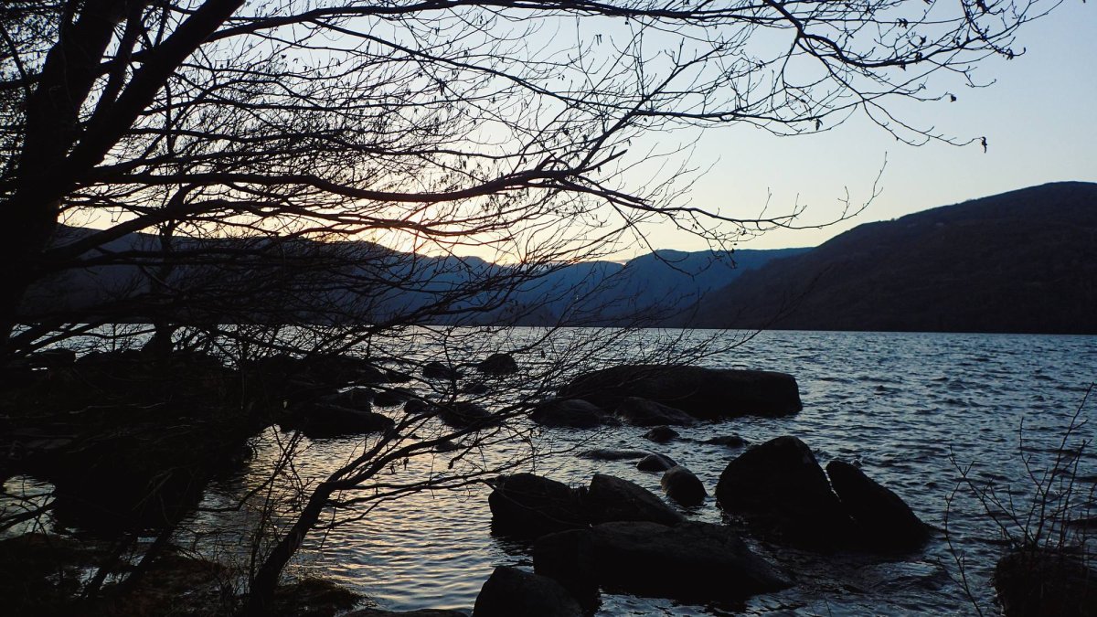 El Lago de Sanabria al caer la noche, un escenario donde la leyenda de Valverde de Lucerna cobra una atmósfera aún más inquietante
