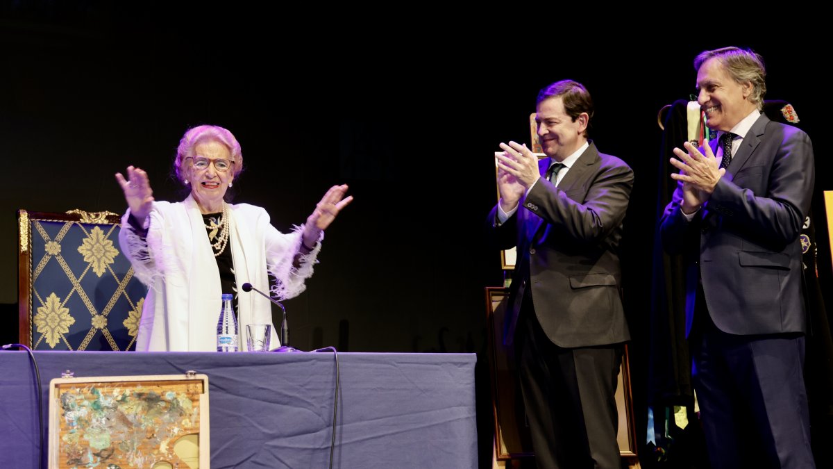 Homenaje que se celebra en el teatro Liceo de Salamanca a Pilar Fernández Labrador.