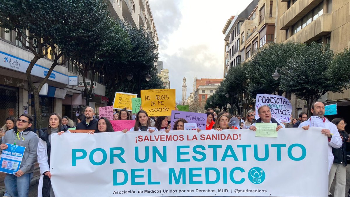 Manifestación de médicos por el Estatuto Marco en León