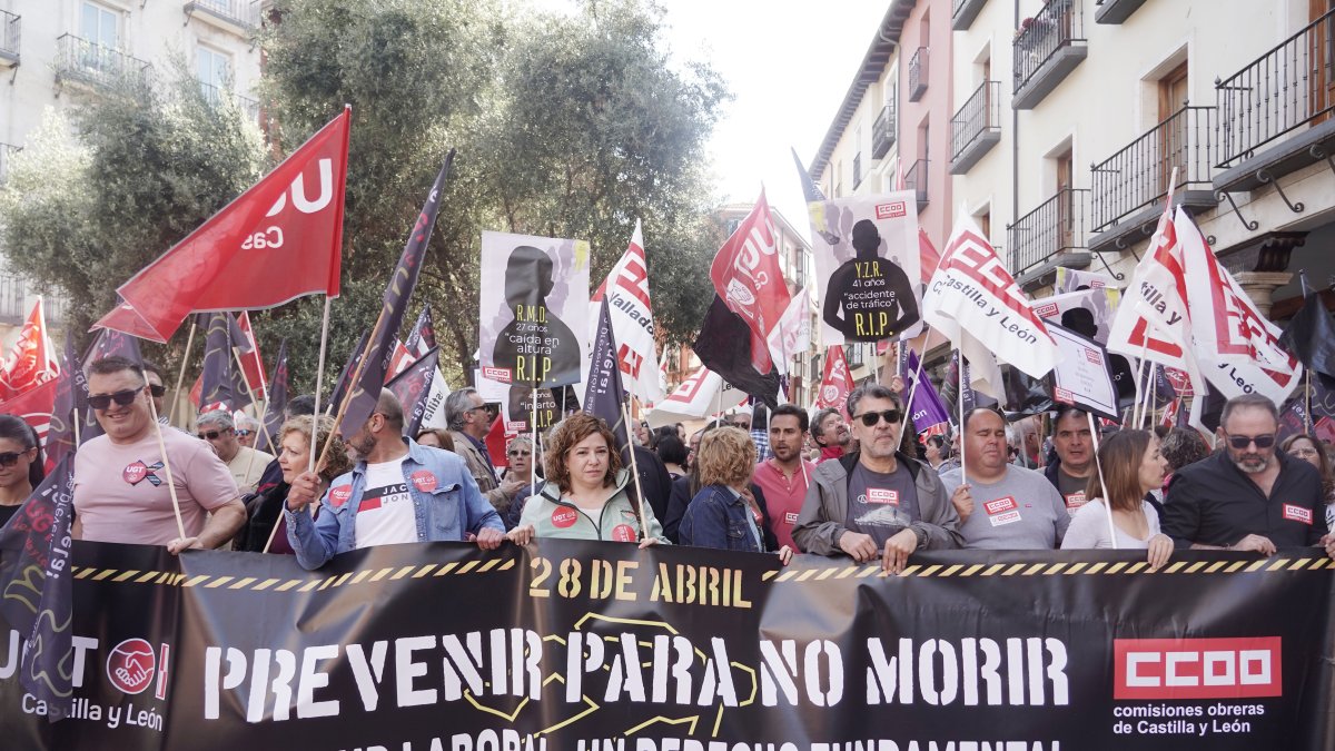 Concentración de UGT y CCOO en Valladolid para denunciar el aumento de la siniestralidad laboral.