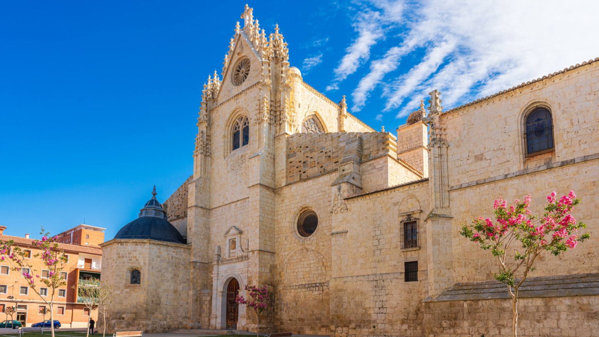 La Catedral de San Antolín de Palencia, conocida como la Bella Desconocida, muestra su sobria fachada exterior que contrasta con la riqueza artística de su interior.