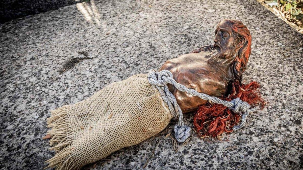 Denuncian la profanación de una tumba en Soria por un posible ritual de santería al hallarse un cristo mutilado. 