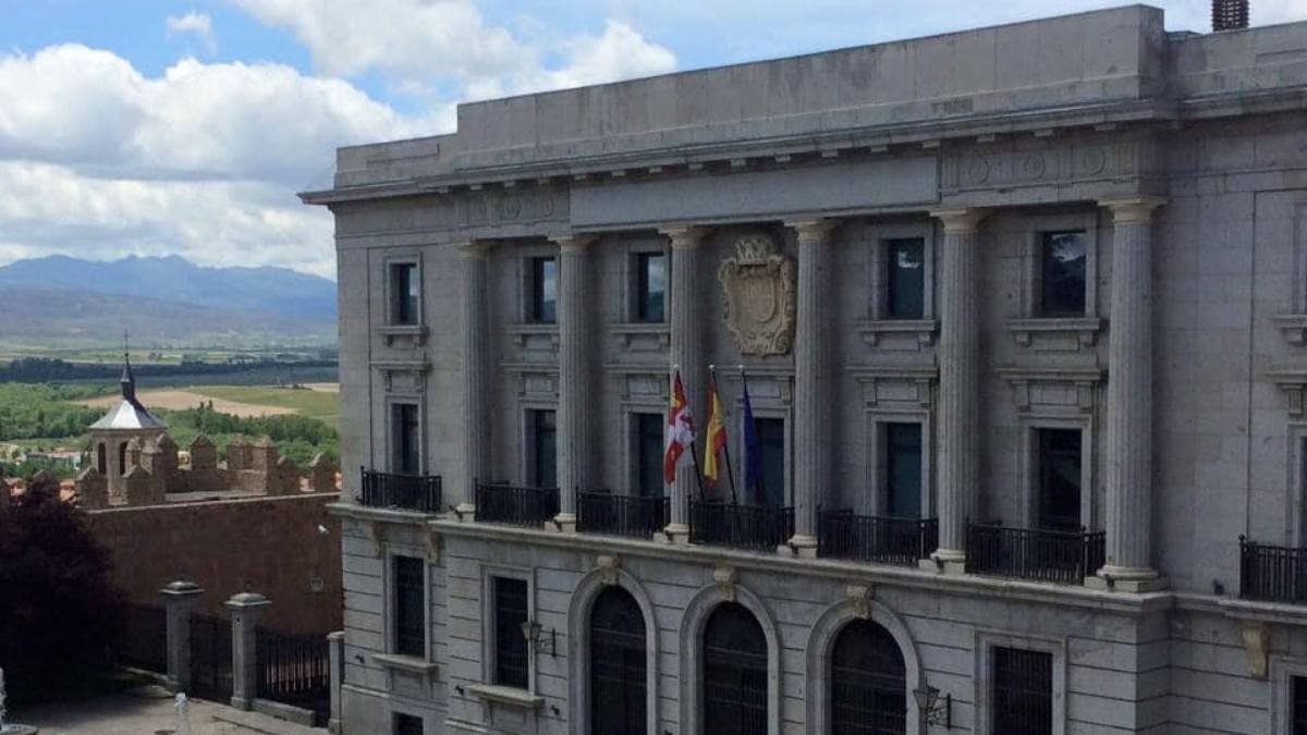 La imponente arquitectura del edificio alberga uno de los escudos republicanos que lograron mantenerse durante el franquismo