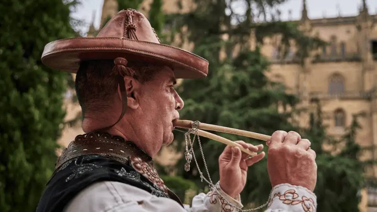 Ángel Rufino de Haro interpreta una charrada con gaita y tamboril frente a la Catedral de Salamanca, manteniendo viva una tradición centenaria