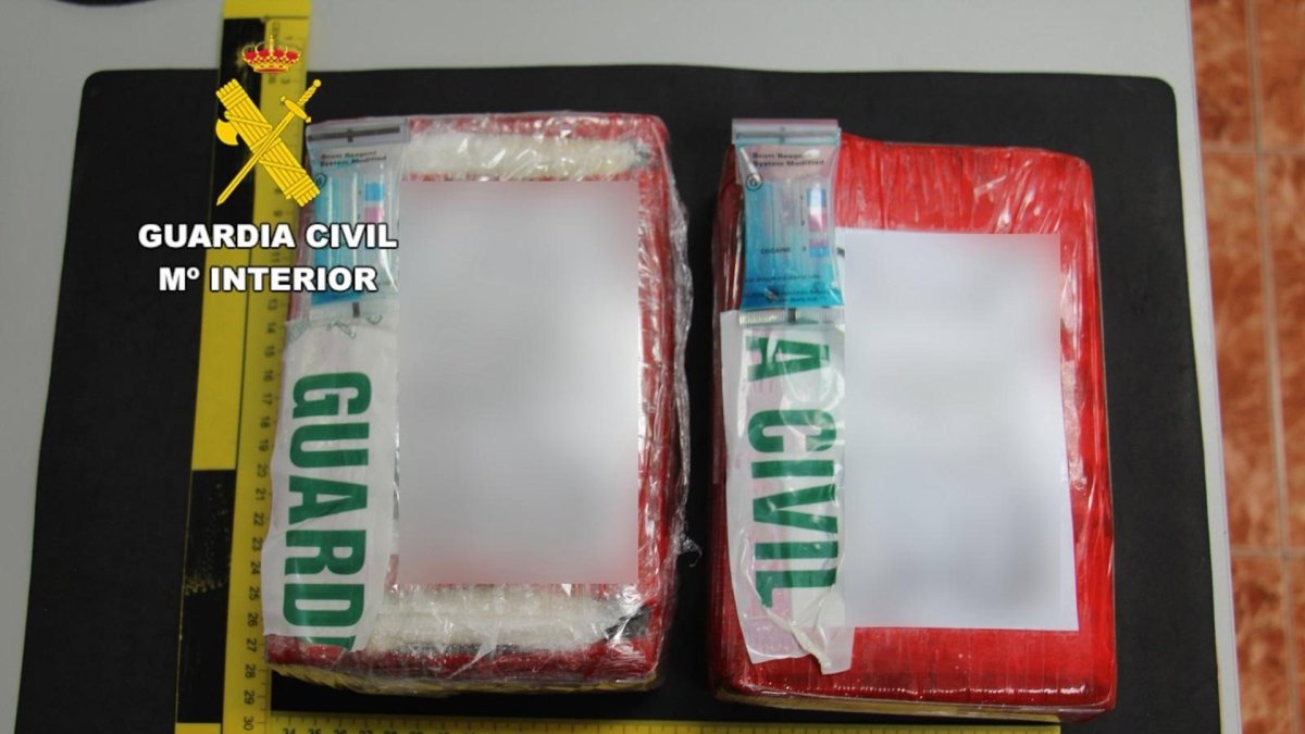 Hallados dos paquetes con dos kilogramos de cocaína en un vehículo durante un control preventivo en León.