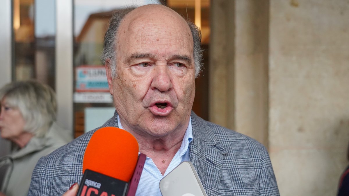 El presidente de la Confederación Española de Sindicatos Médicos en Castilla y León, José Luis Díaz Villarig, en la manifestación en León
