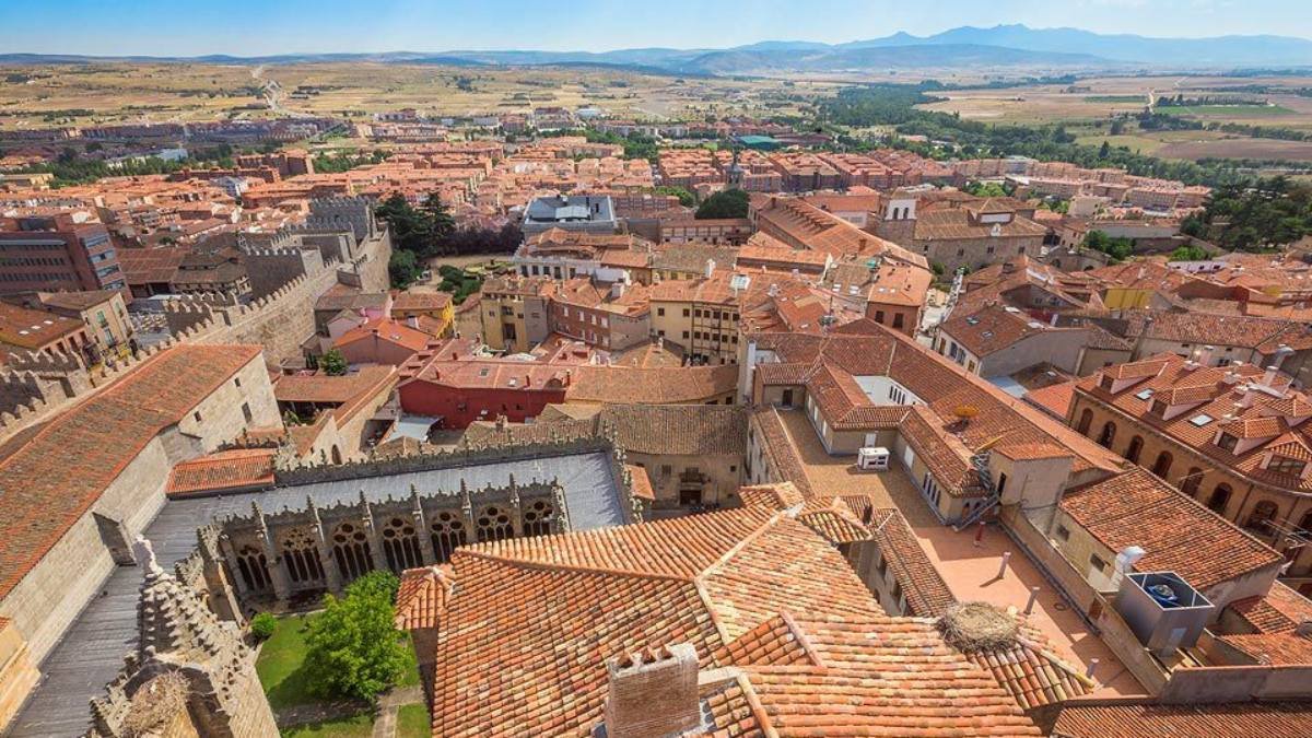 Panorámica desde la torre de la Catedral de Ávila que muestra el entramado histórico de la ciudad y su muralla medieval