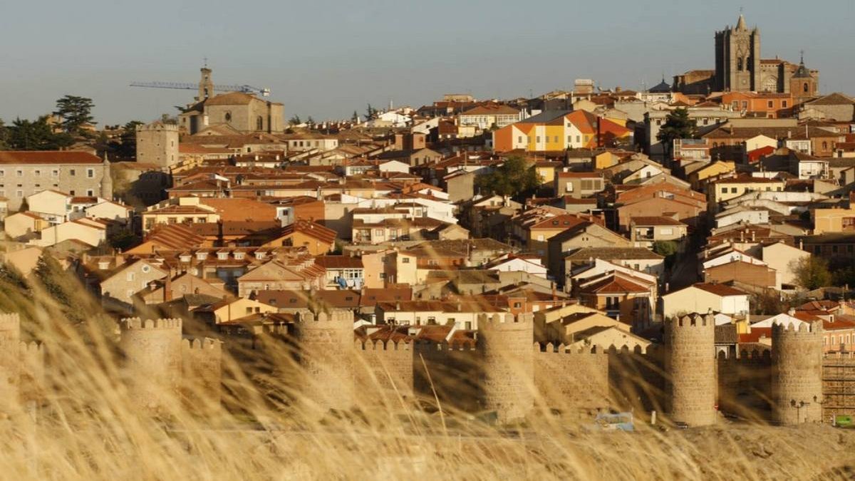 La muralla de Ávila, protagonista del rodaje de Orgullo y pasión y epicentro de una leyenda urbana que aún genera debate