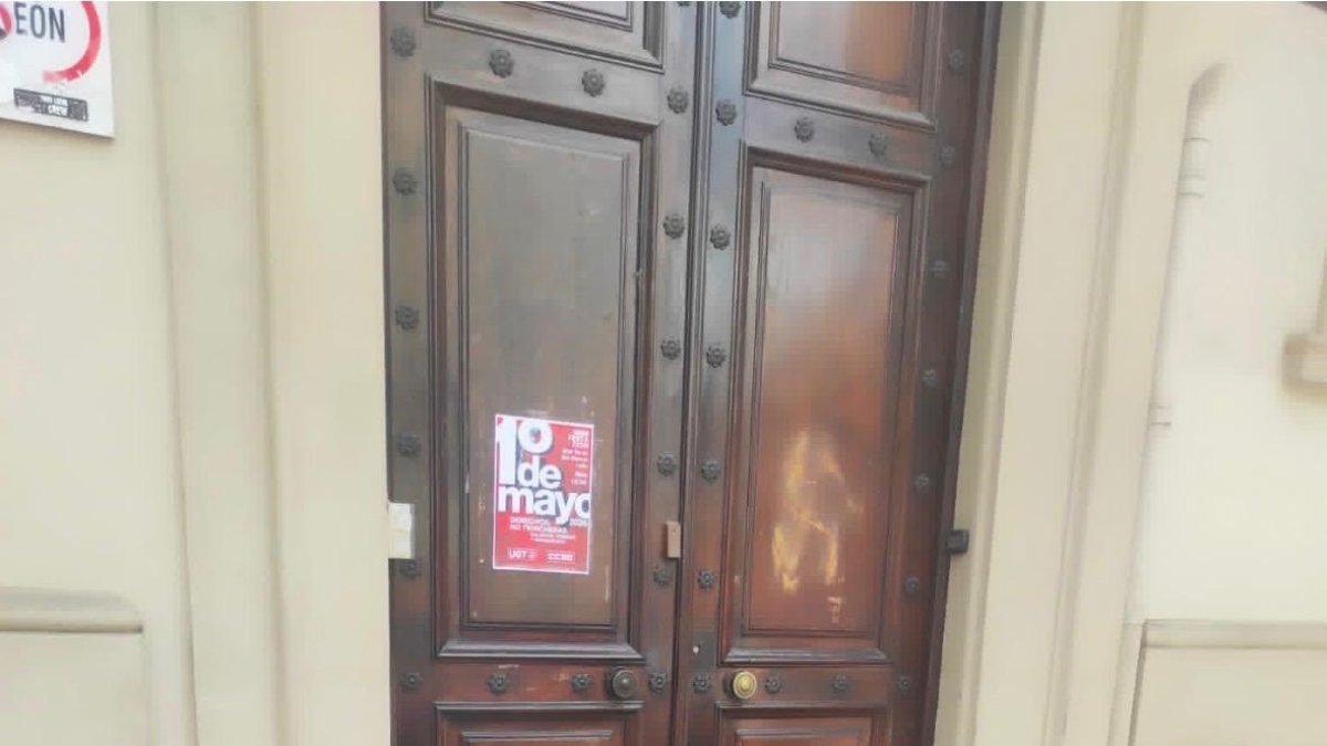 La sede de UGT León sufre un ataque vandálico con la pintada de una esvástica el 1 de Mayo.