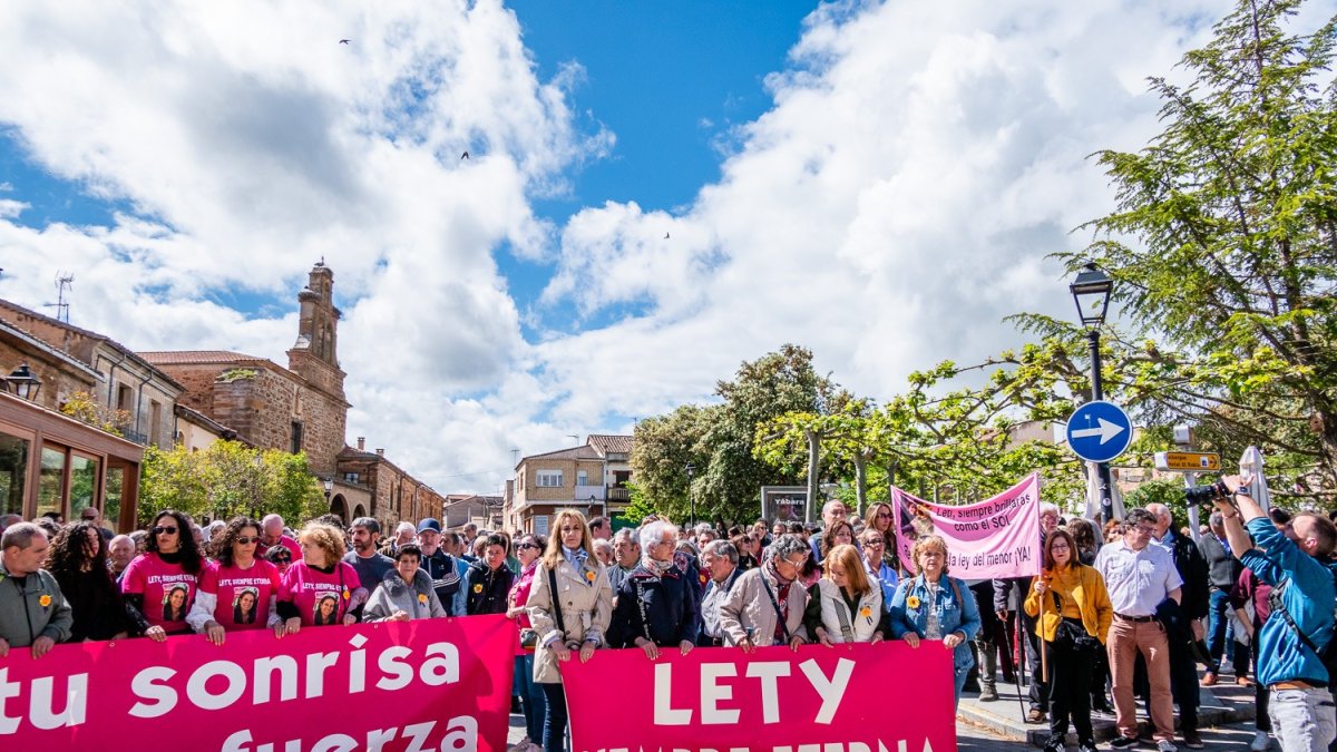 Concentración en Tábara en memoria de Leticia Rosino.