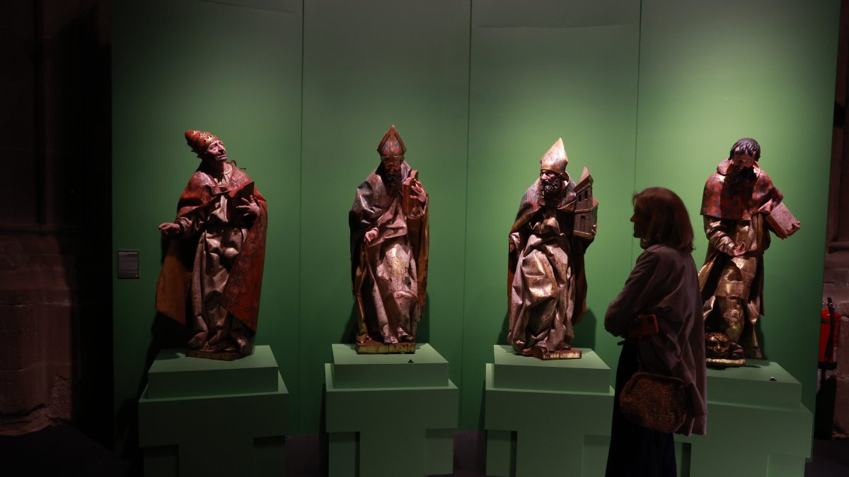 Una visitante contempla piezas expuestas en la muestra 'EsperanZa' de Las Edades del Hombre en Zamora.