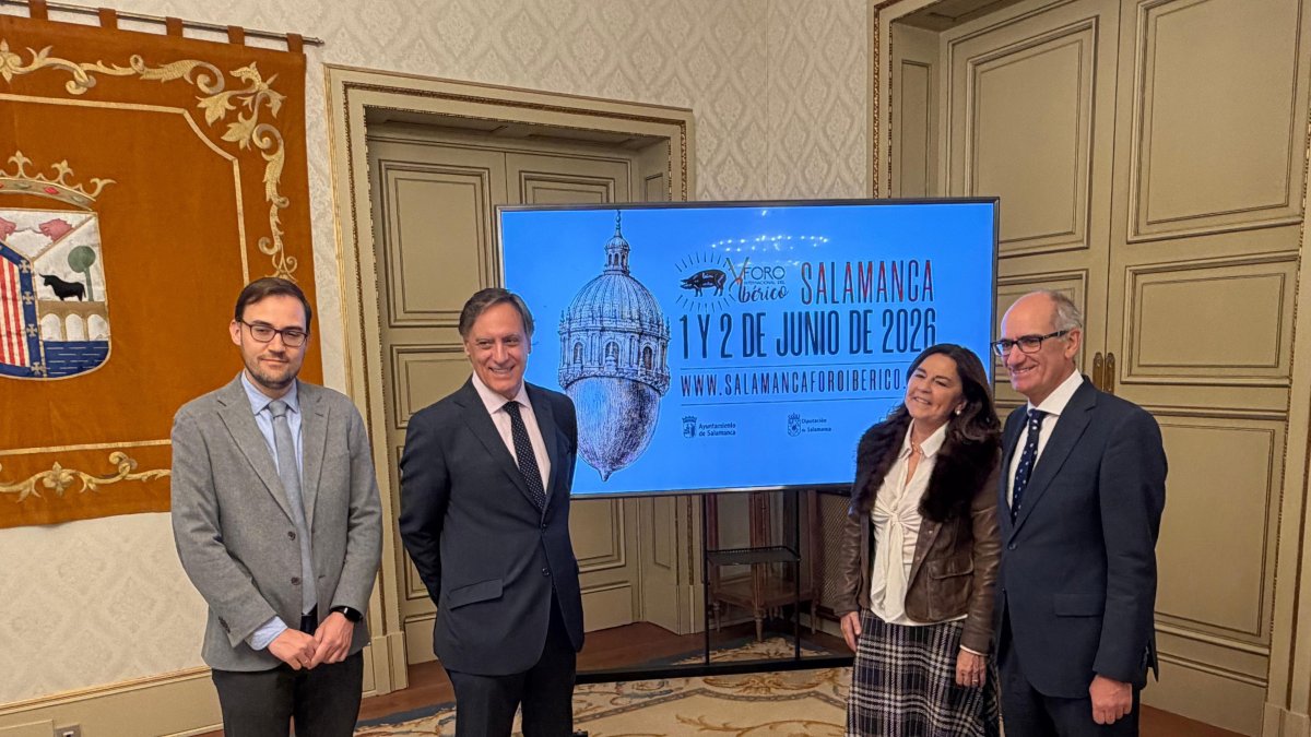 El concejal Ángel Fernández (i), el alcalde, Carlos García Carbayo; la fundadora de Gastroactitud, Julia Pérez Lozano, y el presidente de la Diputación, Javie Iglesias (d).