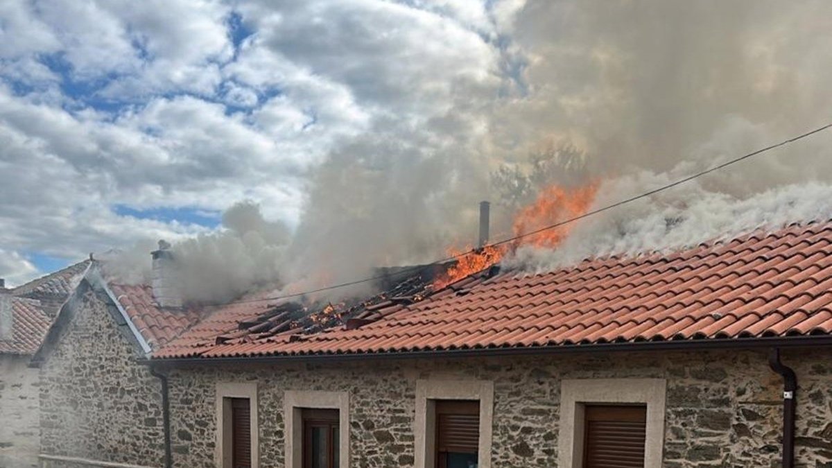 Incendio de una vivienda en en Santiago Millas (León)