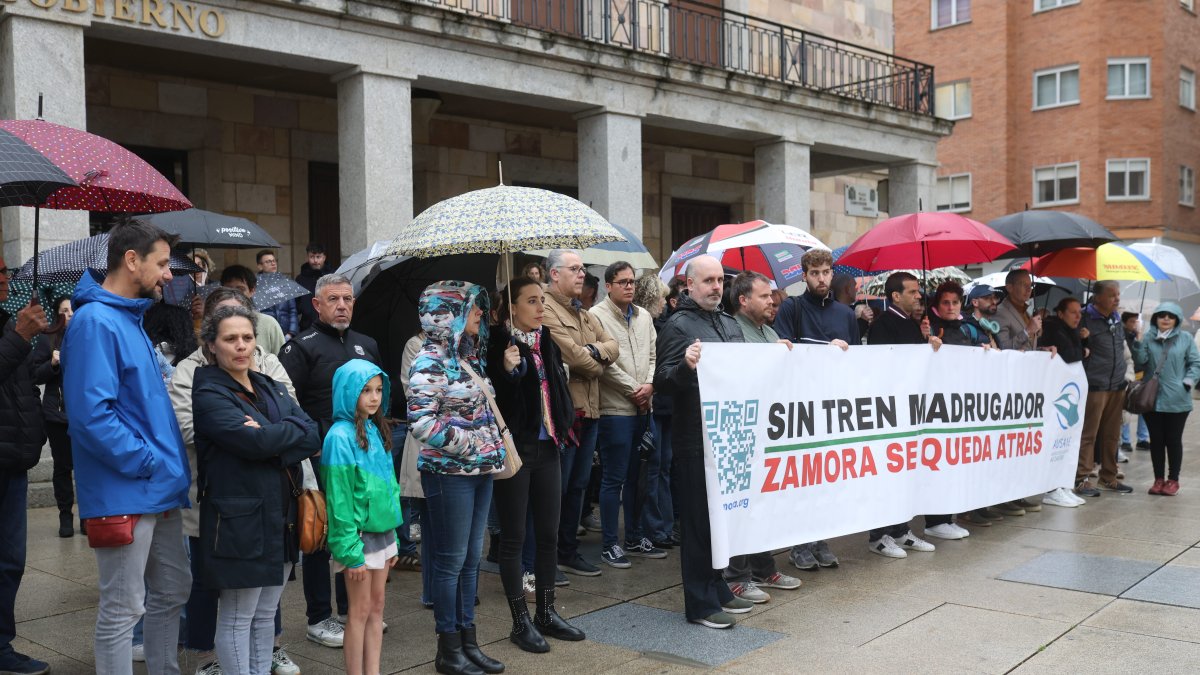 Concentración de AUSAVE para exigir la restitución inmediata del tren madrugador frecuencia y mejorar las conexiones con Zamora.