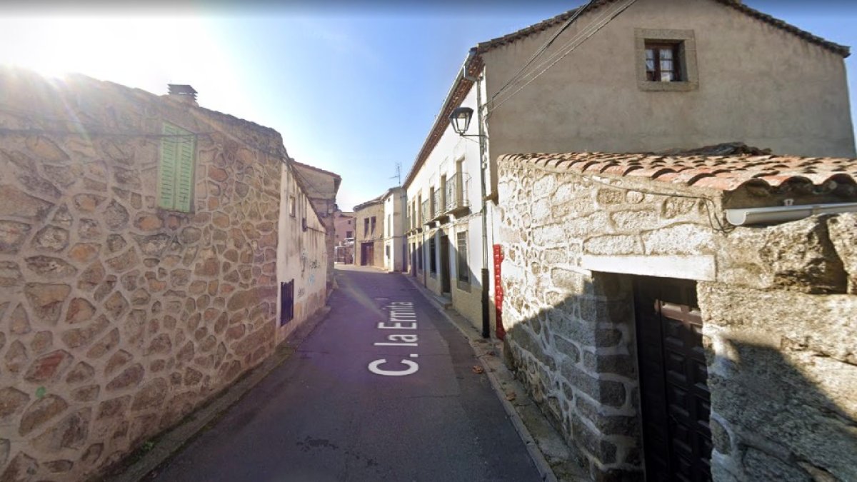 Calle la Ermita en Navaluenga (Ávila).