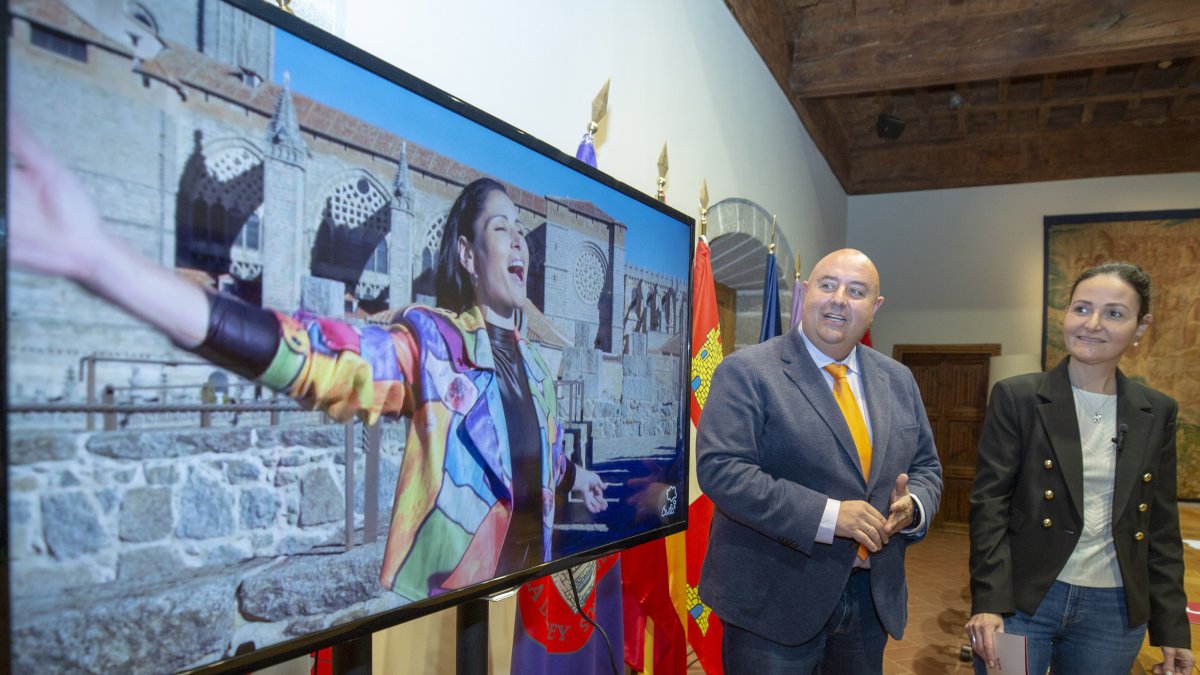 Imagen de archivo de la ya ex teniente de alcalde de Empleo, Industria, Comercio y Turismo del Ayuntamiento de Ávila, Sonsoles Prieto, junto al concejal de Turismo, Carlos López, que asume su cargo.