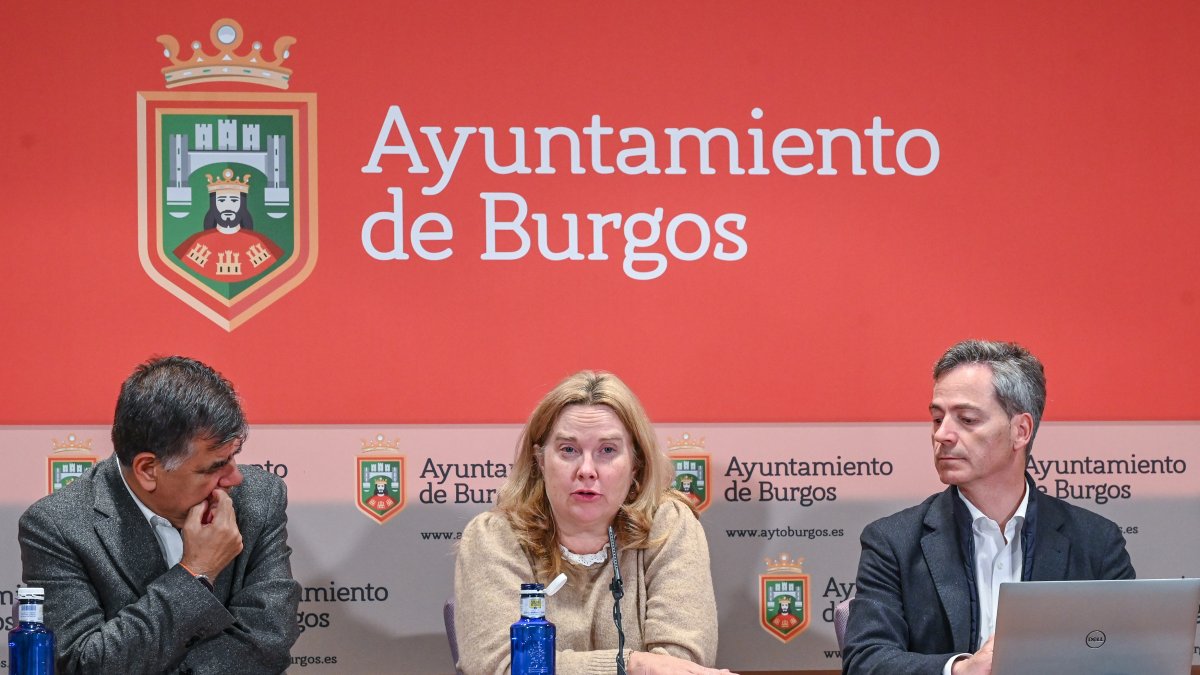 La alcaldesa de Burgos informa de avances en los autobuses urbanos