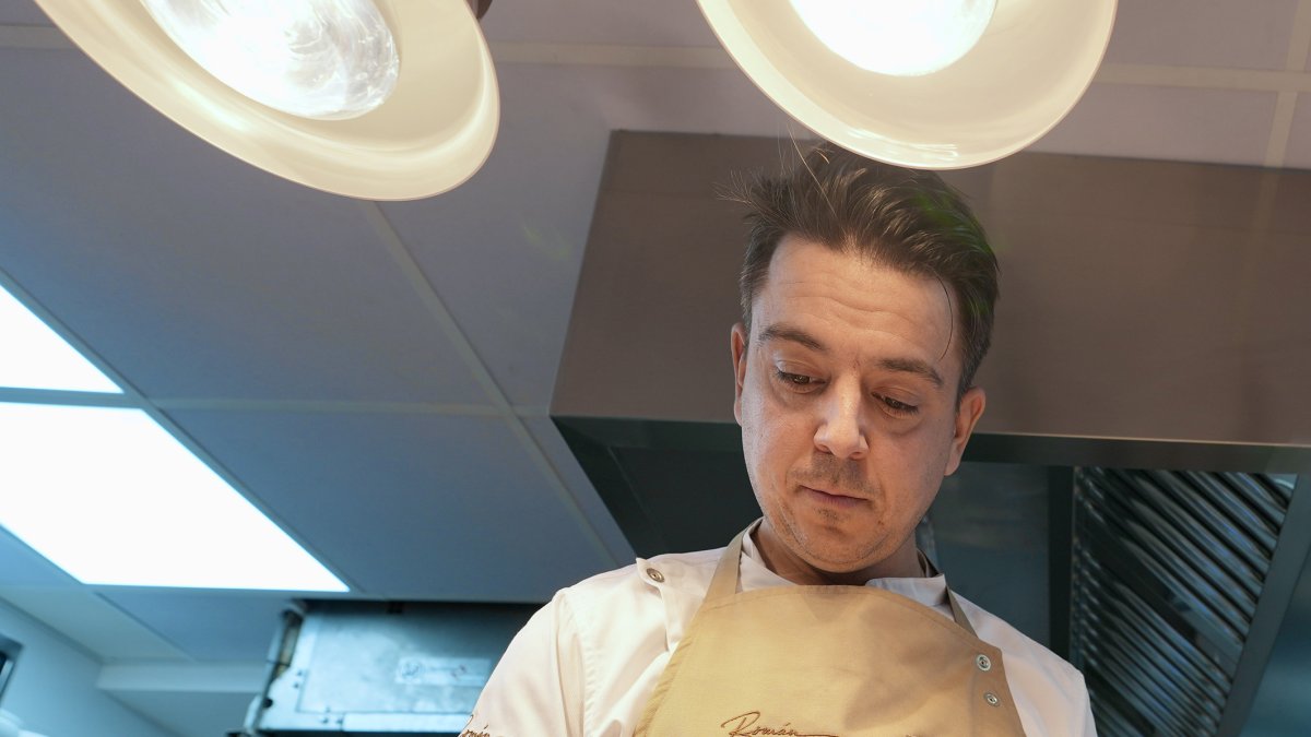 Rodrigo Herrero, chef y propietario, prepara uno de los platos del menú