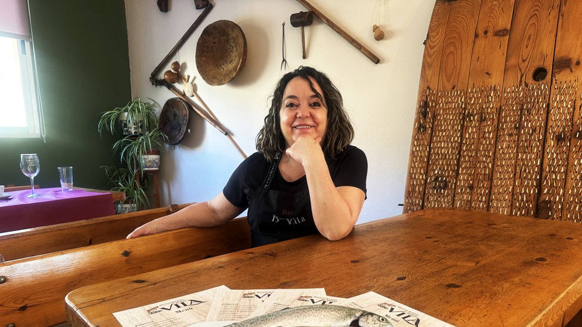 Marga Vila, en el comedor de su restaurante Hermanos Vila con la protagonista de su cocina: la trucha.