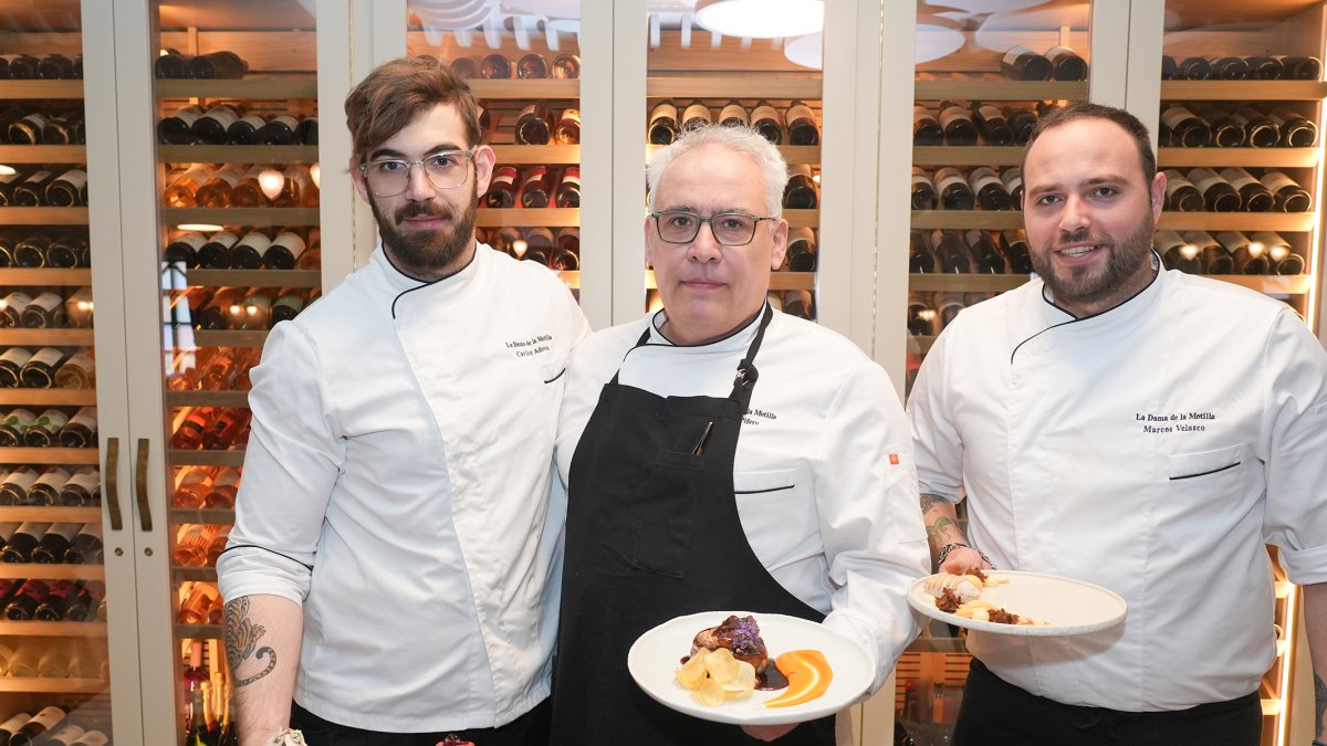 Quini López y su equipo exponen los tres «pequeños» aperitivos del menú degustación, solomillo con foie dorado y Pedro Ximénez y una opción de postre llamado ‘calabaza, café, queso y cacahuete’